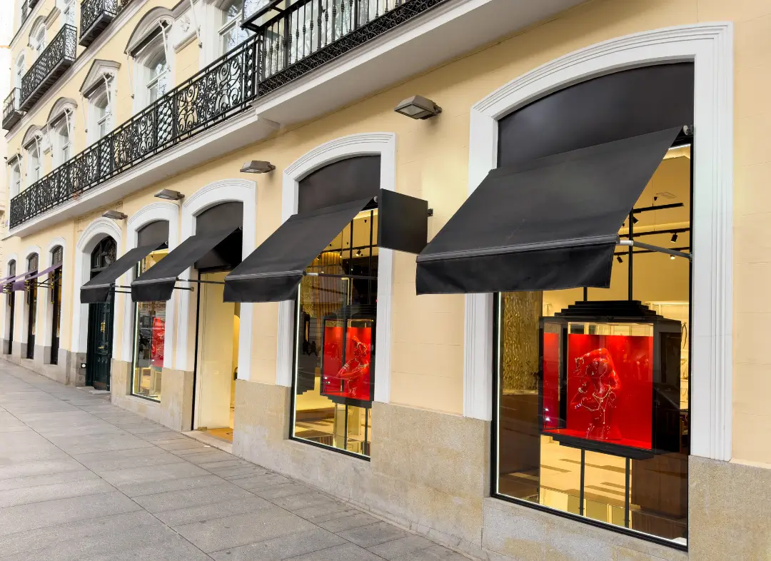 Façade vitrine de magasin en aluminium sur mesure à La Valette-du-Var